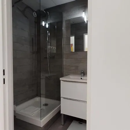 2 La Commanderie アパート *